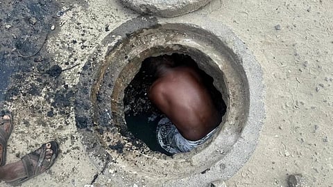 கழிவுநீர் சுத்தம் செய்யும் தொழிலாளர்