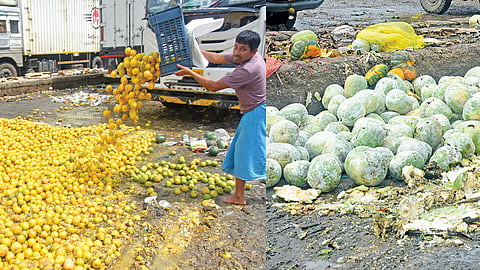 கோயம்பேடு மார்க்கெட்டில் அழுகிய நிலையில் குப்பையில் வீசப்பட்ட பழங்கள், பூக்கள்
