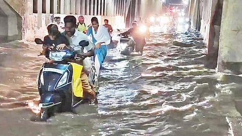ரெயில்வே சுரங்கப்பாலத்தில் குளம் போல தேங்கிய மழை நீர்
