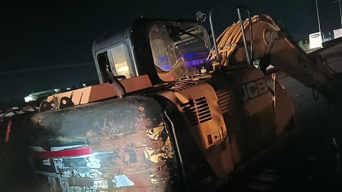 கோழி லோடு ஏற்றி சென்ற லாரி கவிழ்ந்து டிரைவர் பலி 
