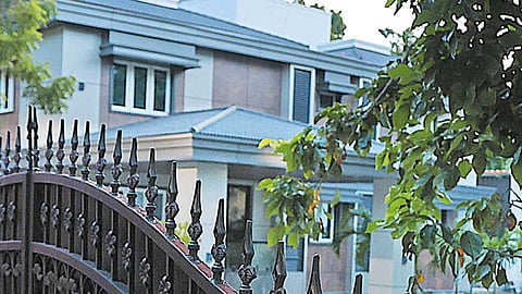 அதிகாரிகளால் ஆய்வு செய்யப்படும் வீடு