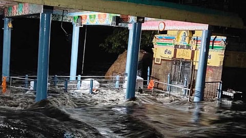 கனமழை- அமணலிங்கேஸ்வரர் கோவிலை சூழ்ந்த வெள்ளம்