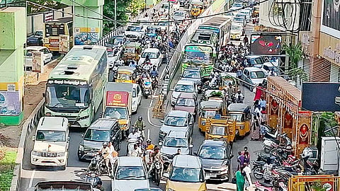 சேலம் 4 ரோடு பகுதியில் போக்குவரத்து நெரிசலால் தவிக்கும் வாகன ஓட்டிகள்  