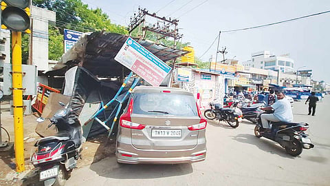 போக்குவரத்து சிக்னல் தடுப்பில் கார் மோதி 3 வாகனங்கள் சேதம் 