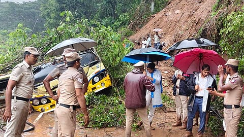 நீலகிரியில் விடிய விடிய மழை:
மண்சரிவில் சிக்கிய அரசு பஸ்- ஒருவர் உயிரிழப்பு