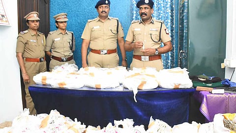 சேலத்தில் 550 கிலோ வெள்ளி பொருட்களை கொள்ளையடித்த வழக்கில் 5 பேர் கும்பல் சிக்கியது எப்படி? 