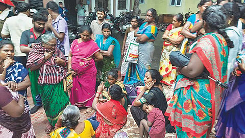 ஆஸ்பத்திரி முன்பு  போராட்டம் நடத்திய உறவினர்கள்