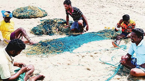 மாமல்லபுரம் கடலில் அதிவேக காற்று வீசுவதால் மீனவர்கள் அச்சம்