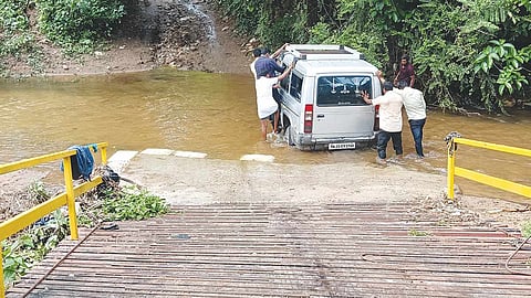ஆற்றில் சிக்கிக்கொண்ட வாகனத்தை மீட்கும் பணி நடைபெற்றபோது எடுத்தபடம்