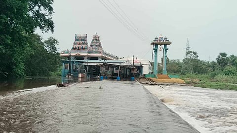 பாலாற்றங்கரை ஆஞ்சநேயர் கோவிலை வெள்ளம் சூழ்ந்தது- பக்தர்கள் செல்ல தடை 