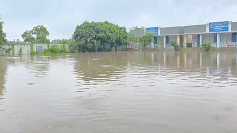 கள்ளக்குறிச்சியில் பள்ளி வளாகம், ஊராட்சி மன்ற அலுவலகத்தை சூழ்ந்த மழை வெள்ளம்