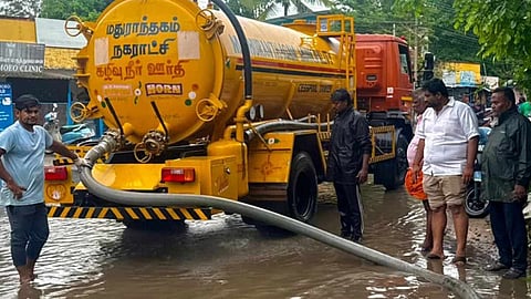 மாமல்லபுரம் பகுதியில் மழை நீரை அகற்ற கூடுதல் வாகனங்கள்