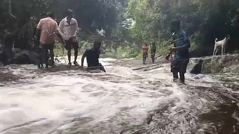 கனமழை: தீவுகளாக மாறிய கிராமங்கள்- 3 பேர் பலி