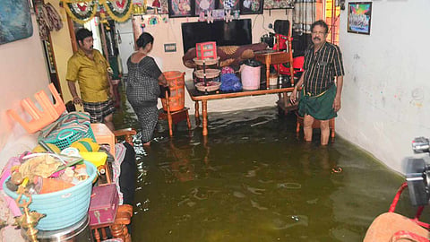 கோவை செல்வபுரத்தில் குளம் நிரம்பி வெள்ளப்பெருக்கு- வீடுகளுக்குள் தண்ணீர் புகுந்தது