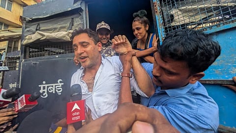 இம்ரான் கானை நாட்டைவிட்டு வெளியேறக்கூறிய உத்தரவுக்கு  இடைக்கால தடை!