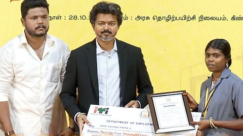 இளநிலை பயிற்சி அலுவலர்களுக்கு பணி நியமன ஆணைகளை வழங்கினார் முதலமைச்சர் விஜய் 

