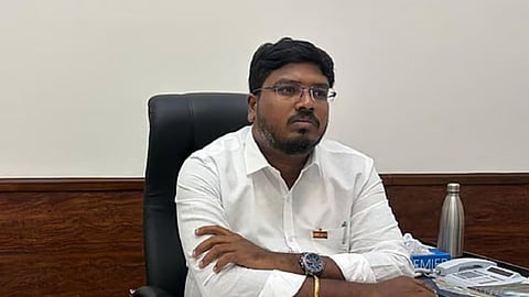 ஆற்றையே நுரைக்க வைக்கும் அந்த சோப்பு, ஷாம்புவின் பெயரை அமைச்சர் வெளியிடுவாரா? - சீமான் கேள்வி