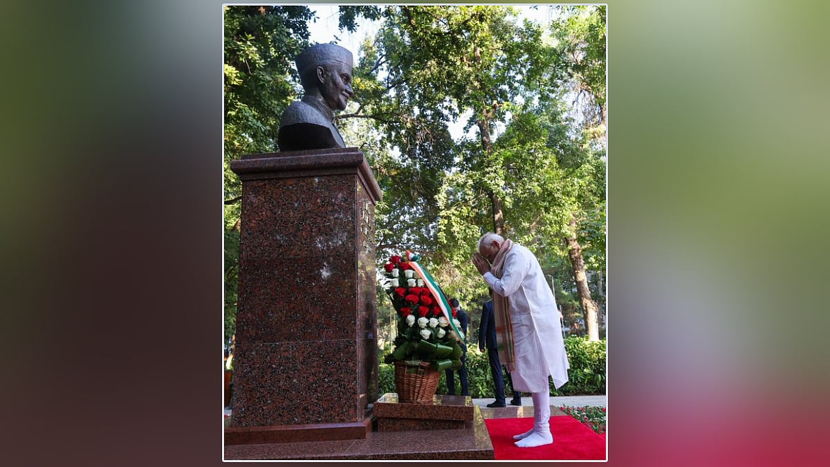 உஸ்பெக்கில் லால் பகதூர் சாஸ்திரிக்கு மரியாதை செலுத்திய பிரதமர் மோடி