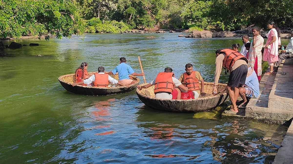 ஒகேனக்கல்லில் 24 நாட்களுக்கு பிறகு பரிசல் இயக்க அனுமதி - சுற்றுலாப் பயணிகள் மகிழ்ச்சி