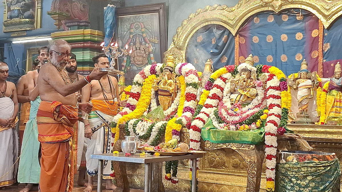 புதுச்சேரி மணக்குள விநாயகர் கோவிலில் பக்தர்கள் கொட்டும் மழையிலும் நீண்ட வரிசையில் நின்று தரிசனம்
