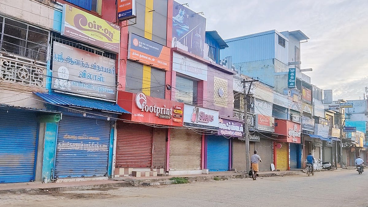 மன்னார்குடியில் சாலையோர கடைகளுக்கு கட்டுப்பாடு விதிக்கக்கோரி போராட்டம்: 3 ஆயிரம் கடைகள் அடைப்பு