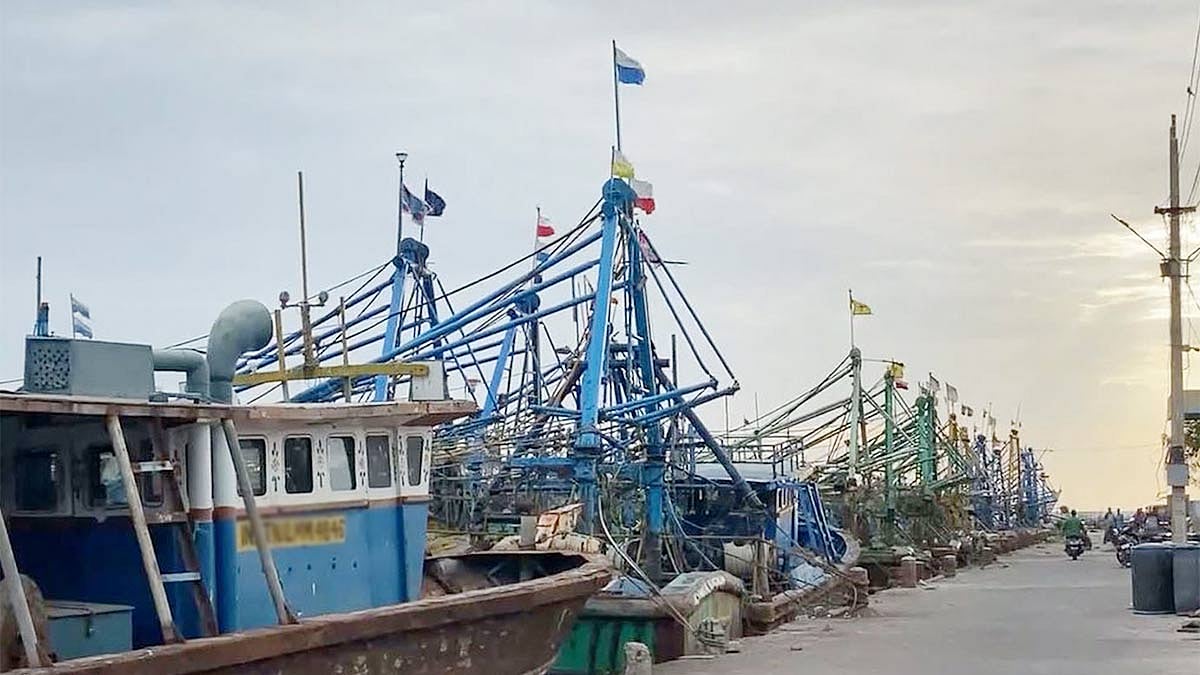 வானிலை மையம் எச்சரிக்கை எதிரொலி: தூத்துக்குடியில் 2-வது நாளாக மீனவர்கள் கடலுக்கு செல்லவில்லை