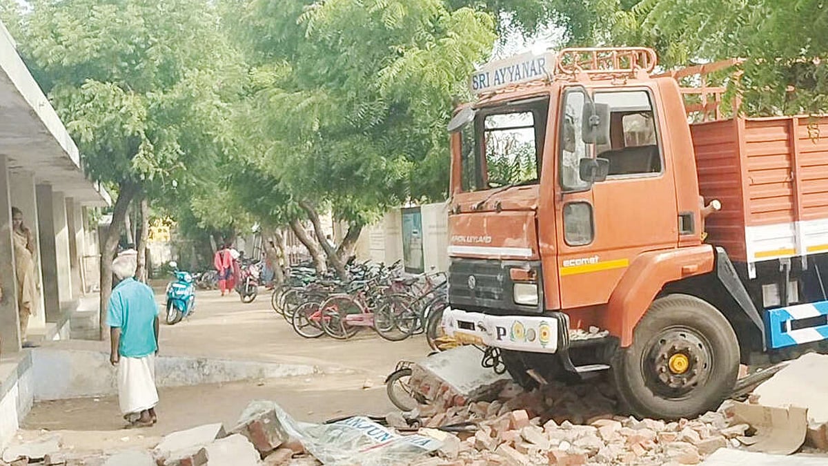 சுற்றுச்சுவரை இடித்து அரசு பள்ளிக்குள் புகுந்த லாரி- 9 மாணவர்கள் காயம்