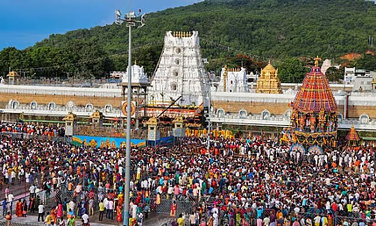 புரட்டாசி மாத 4-வது சனிக்கிழமையையொட்டி திருப்பதியில் பக்தர்கள் குவிந்தனர்