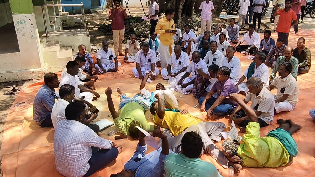 கிராம சபை கூட்டத்தில் கருப்பு பேட்ச் அணிந்து தரையில் படுத்து பொதுமக்கள் போராட்டம்