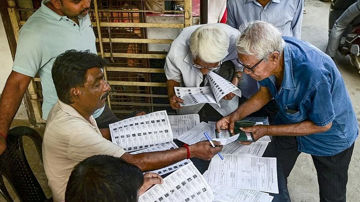 வாக்காளர் பட்டியலில் இருந்து தவறாக நீக்கப்பட்ட தகுதியுள்ள வாக்காளர்களை மீண்டும் சேர்க்க தேர்தல் ஆணையம் நடவடிக்கை