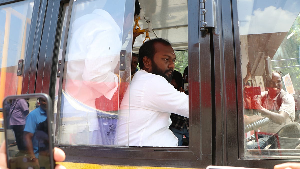 அரசு பஸ்சை திடீரென இயக்கி பயணிகளை அலறவிட்ட த.வெ.க. எம்.எல்.ஏ.