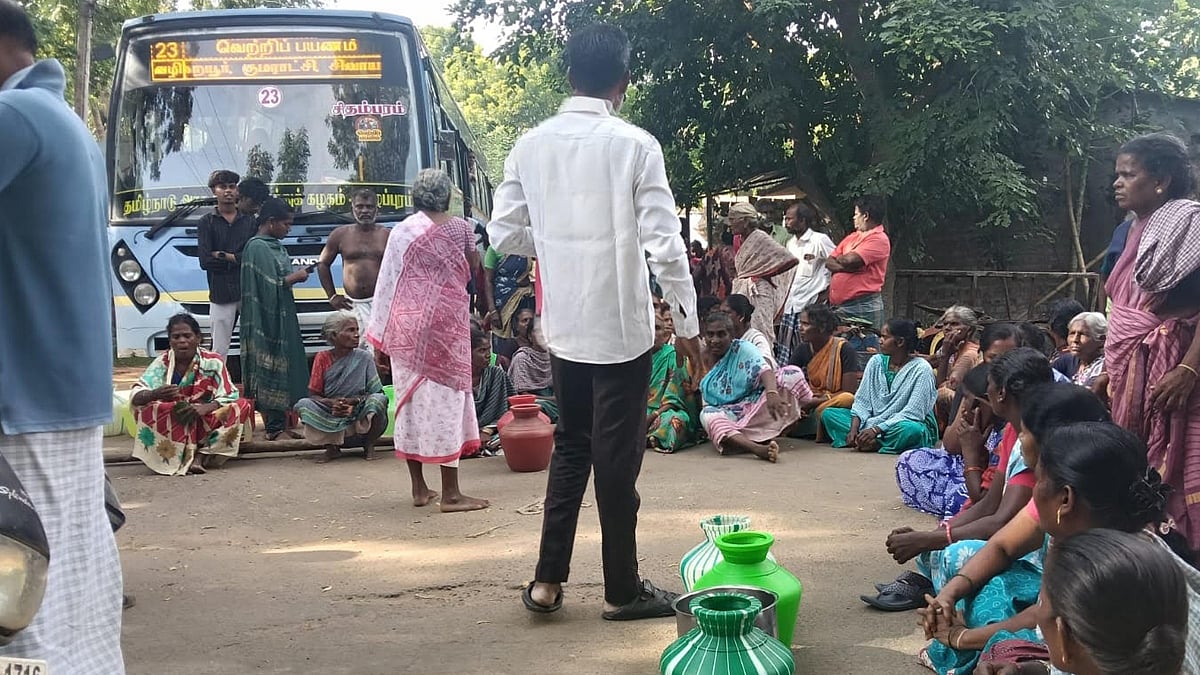 அரசு பஸ்சை சிறைபிடித்து காலிக்குடங்களுடன் பெண்கள் போராட்டம்- போக்குவரத்து பாதிப்பு