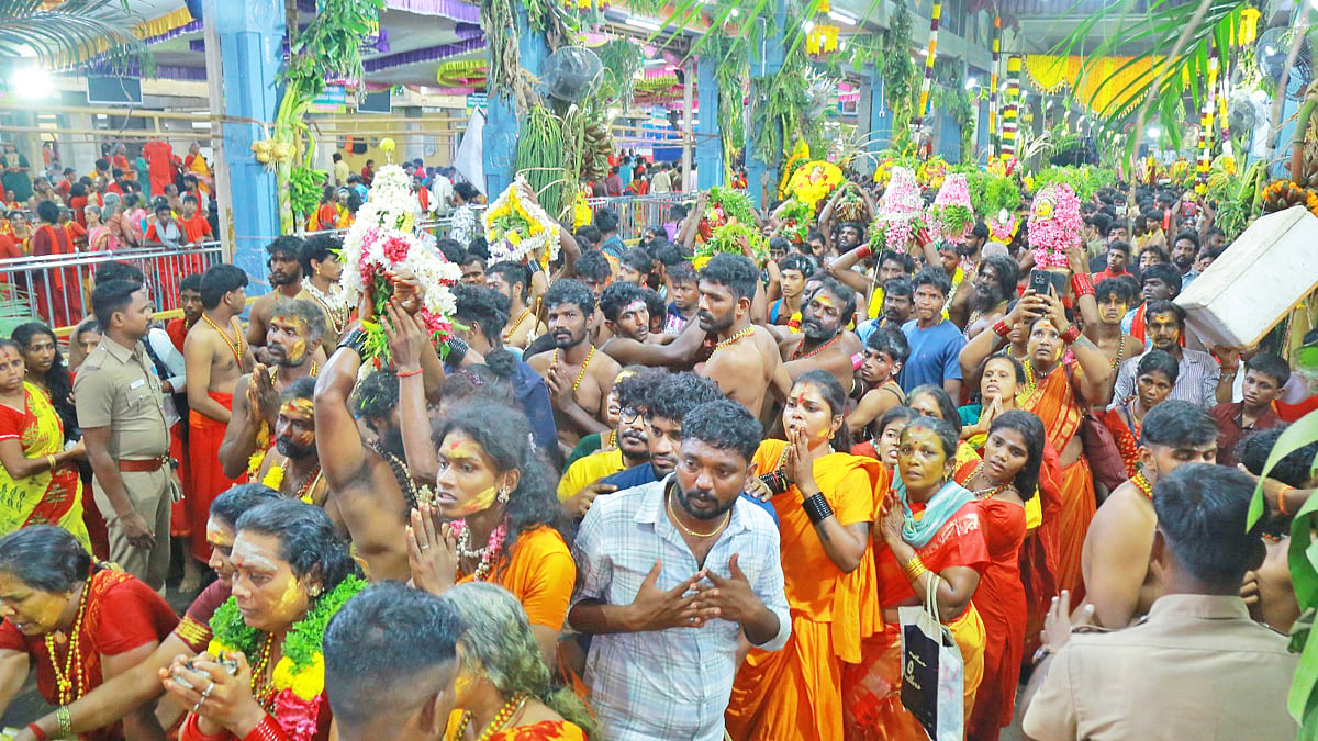 முத்தாரம்மன் கோவில் தசரா பெருந்திருவிழா கொடியேற்றத்துடன் தொடங்கியது