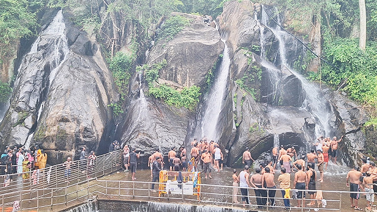 மழையால் நீர்வரத்து அதிகரிப்பு: குற்றாலம் ஐந்தருவியில் சுற்றுலா பயணிகள் உற்சாக குளியல்