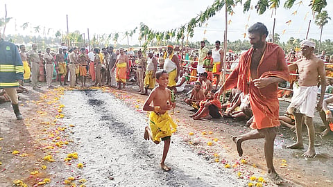 பக்தி பரவசத்துடன் குண்டம் இறங்கிய பக்தர்கள்.