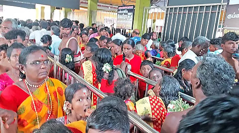 கோவிலில் இன்று காலை திரண்டிருந்த பக்தர்கள்.