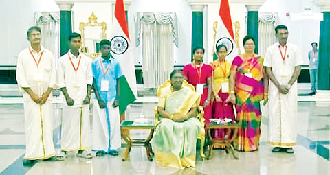 டெல்லியில் ஜனாதிபதி திரவுபதி முர்மு தலைமையில் நடந்த ரக்சாபந்தன் விழாவில் தஞ்சை ஆதனகோட்டை அரசு பள்ளி மாணவி சந்தியா பங்கேற்றார்.