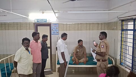 என்னிடமே கேட்கிறாயா... பேருந்தில் டிக்கெட் கேட்ட நடத்துனரை தாக்கிய கல்லூரி மாணவர்