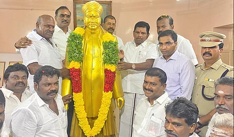 வ.உ.சிதம்பரனார் சிலைக்கு அமைச்சர் அனிதா ராதாகிருஷ்ணன் மாலை அணிவித்து மரியாதை செலுத்தியபோது எடுத்தபடம். அருகில் கலெக்டர் செந்தில்ராஜ் உள்ளார்.