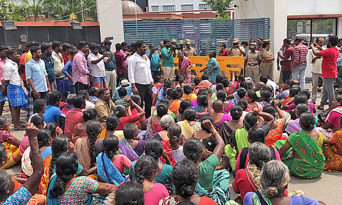 கலெக்டர் அலுவலகம் அருகே சாலை மறியலில் ஈடுபட்டவர்களை படத்தில் காணலாம் 

