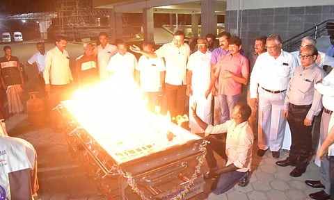 நடமாடும் தகன மேடை மூலம் இறந்தவரின் உடல் எரியூட்டப்படுவது குறித்து செயல்விளக்கம் அளிக்கப்பட்டது.