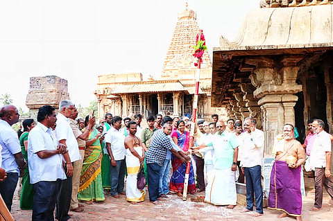 தஞ்சை பெரிய கோவிலில் இன்று சித்திரைப் திருவிழாவுக்கான பந்தல்கால்  நடப்பட்டது. இதில் அரண்மனை தேவஸ்தான உதவி ஆணையர் கவிதா உள்ளிட்ட பலர் கலந்து கொண்டனர்.