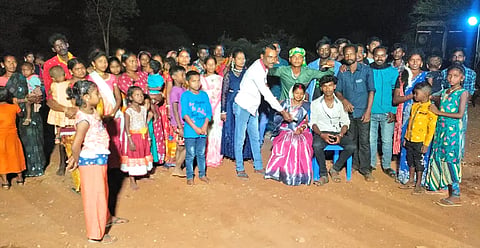 கர்ப்பிணி பெண்ணுக்கு நடந்த வளைகாப்பு நிகழ்ச்சியில் கலந்து கொண்டவர்களை படத்தில் காணலாம்.