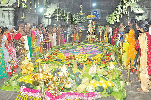 சுசீந்திரம் தாணுமாலயன் சாமி கோவிலில் விஷூ கனி காணும் நிகழ்ச்சியில் கலந்து கொண்டு பக்தர்கள் சாமி தரிசனம் செய்தனர்.