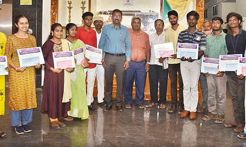 கலைப்போட்டியில் வென்ற மாணவர்களுக்கு பரிசு - கலெக்டர் வழங்கினார்