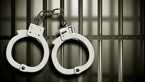 காரமடையில்  போலீஸ்காரரின் மோட்டார்சைக்கிளை திருடிய 4 பேர் கைது