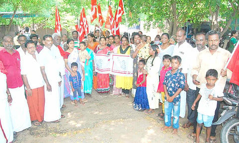 மார்க்சிஸ்ட் கம்யூனிஸ்ட், ஜனநாயக மாதர் சங்கம் சார்பில் ஆர்ப்பாட்டம் நடந்தது.
