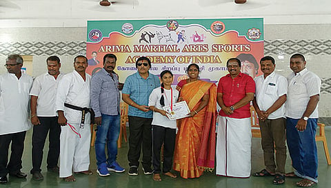 மாணவர்களுக்கு சான்றிதழ்கள் வழங்கிய காட்சி