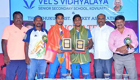 பாராட்டு விழாவில்  வீரர்கள் மாரீஸ்வரன் சக்திவேல், கார்த்தி செல்வத்துக்கு சான்றிதழ் வழங்கப்பட்டது.