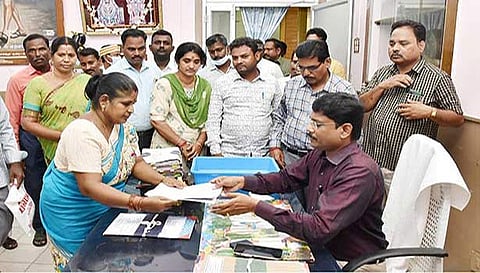 மனுக்கள் பெறப்பட்ட காட்சி